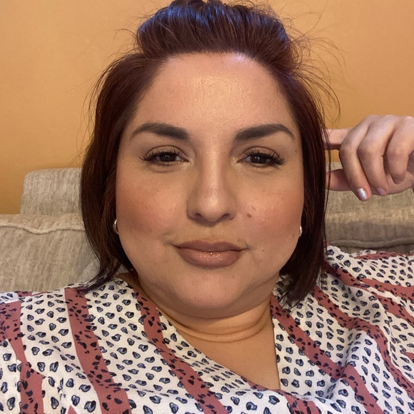 Meet your Posher, Jessica. I’m an ER nurse that likes to thrift. - Picture 5 of 7